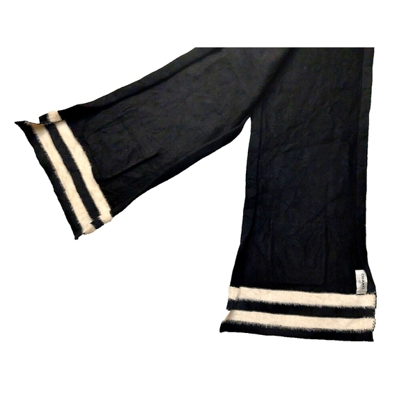 CHANEL Black & White Fur Scarf with Iconic Logo Pocket - Picture 7 of 16